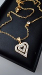 Cordão em metal dourado com lindo pingente em forma de coração trabalhado em pedrinhas .
