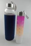 Garrafa esportiva em vidro com difusor de 550 ml , acompanha uma pequena de agua .