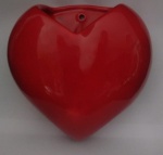 FLOREIRA - Linda escultura representando CORAÇÃO, usada como floreira de parede, na cor vermelha vitrificada Medindo 21 x 20 cm e de profundidade 8 cm; aproximadamente ..