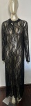 Vestido longo preto de manga longa , tecido de renda floral transparente . Tamanho : 1XL .Apresenta um pequeno defeito .