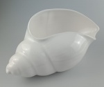 Floreira representando concha tipo Buzios  na cor Branca;  trabalhada em relevo. Medindo : 30x16x13 cm.