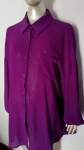 Belíssima Blusa de manga longa , na cor roxa ; com botões frontais e um bolso no peito . Tamanho : XL.