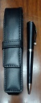 MB MUSES GODLESS SPECIAL EDITION - MARILYN MOROE - ROLLERBALL - Caneta com o corpo na cor negra, clipe com acabamento em perola e na ponteira cópia da assinatura de Marylin Monroe. Não estamos vendendo a peça como original, SENDO SOMENTE NO ESTILO . Não foi confirmada a autenticidade. Peça de excelente qualidade.