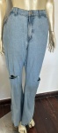SISLLA - Calça jeans wide leg lavagem clara , com detalhes de rasgos no joelho , elástico no cós . Tamanho : 46.