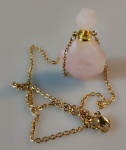 Pingente em ametista representando perfumeiro ; com colar em metal dourado com fecho boia. Med : 4 cm