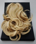 Aplique para cabelo com prendedor, de cabelo orgânico ondulado. Tonalidade louro claríssimo. Sem uso. Novíssimo.