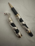 Maravilhosa e exótica caneta de coleção em metal prateado representando serpente, olhos com detalhes na cor vermelha; corpo em galalite na cor preta, Roller Pen. Perfeita!!!!