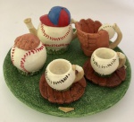 COLECIONISMO - Jogo de chá miniatura em resina representando bolas de baseball. Total oito (8) peças.