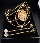 Belissimo conjunto de bracelete e brinco em metal dourado , ricamente embelezado com pedrinhas , bracelete em formato de rosa .
