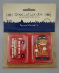 CREST OF LONDON - SOUVENIR DE VIAGEM - Imãs para Geladeira , representando ônibus e urso . Medindo : 5x2 cm.