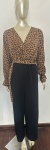 Elegante Macacão longo com estampa em animal print na parte superior , decote transpassado em V ,mangas longas com punhos franzidos e detalhe de amarração frontal . Veste possivelmente GG .