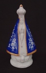 ARTE SACRA -Linda imagem de Nossa Senhora Aparecida em porcelana ricamente decorada com o manto na cor azul e flores. Medindo 18 cm de altura.