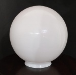 Antigo Globo em grande proporção , em vidro opalinado leitoso . Medida : 30cm de Altura / 14cm Boca / 94 cm de circunferência .Temos outro no leilão.