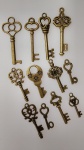 COLECIONISMO - Doze chaves colecionáveis, em metal dourado. Medindo a maior 5,5 cm de comprimento
