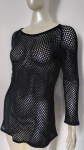 CHAPEAUX - Blusa de manga longa na cor preto, em trico vazada . Tamanho : M .