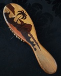 Colecionismo - Belíssima Escova para Roupas em madeira, com trabalho artesanal de paisagem tropical com palmeiras, Paisagens do Rio de Janeiro.. Medida : 23x7 cm.