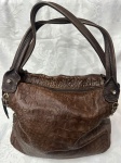 LUZ DA LUA - Belíssima bolsa em couro no tom marrom em animal print , trabalhada em detalhes de correntes dourada e pontos com pedras, pequeno detalhe em camurça na lateral  , parte inferior composta por três repartições . Linda peça . Medida : 30x40x15cm.