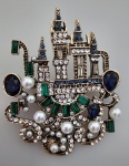 Exuberante  broche em metal dourado representando CASTELO  , todo trabalhado em pedrinhas e perolas . LINDA PEÇA .Medindo : 5x7cm.