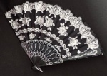 Belíssimo Leque preto , com bordados florais embelezado com brilhos prateados. Medindo : 40 x 22 cm.