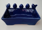 Linda floreira retangular com pássaros na borda , na cor Azul cobalto . Linda peça!!!! .Pode ser usada como saboneteira, comedor para pássaros, entre outros.  Med : 22x15x6 cm .