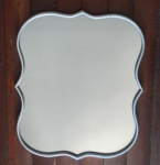 Belíssimo Espelho decorativo com design ondulado , moldura no tom prateado .Medida :  52x62,9x3cm . Linda peça .