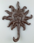 Aplique para parede em ferro fundido, com um gancho representando Sol . Medindo : 12x15 cm.