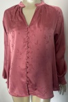 DUDALINA - Elegante Blusa em Cetim rosa , com estampa sutil de folhagens e punho delicado franzido com acabamento em babado . Tamanho : 46