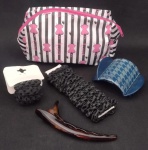 Kit de beleza , composto por uma  bolsa para maquiagem/ porta trecos  , duas presilhas para Cabelo e dezesseis  presilhas elásticas .