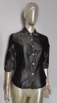 IMPULSE COLLECTION - Blusa de botão cinza prateada com acabamento texturizado e brilhante . Veste possivelmente M . Apresenta manchas do tempo.