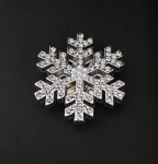 Linda capa para Botão com formato de floco de neve prateado com strass e mini perola sintética no centro  .Existe uma outra igual no leilão . Medida : 4 x 4 cm