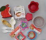 UTENSÍLIOS PARA COZINHA - Dois Kits de forminhas para moldar biscoitos , cortador de moldar frios, forma de fazer ovo no microondas e outros . Total : 20 Peças .