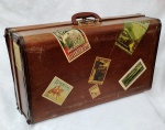 Mala retrô com detalhes de adesivos vintage e alça em galalite, interior forrado com estampa de figuras retrô  entre elas : carros antigos , guitarra ,Marilyn Monroe e outros . Medindo 60 x 34 x 17 cm. Apresenta discretas marcas de uso.