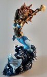 Bela escultura representando Yemanjá Sereia, em todo seu esplendor. Escultura com riqueza nos detalhes, ouro amarelo, ouro rose e detalhes em azul . Medindo 25 cm de altura.