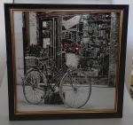 Lindo Quadro decorativo com figura de Bicicleta ,  todo trabalhado em detalhes com glitter em prata , moldura na cor dourado e preto . Medida : 43x43x5 cm. Temos outro igual no leilão .