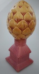 Bela Pinha em Cerâmica toda formada por pétalas, com corpo em tom ROSE e pétalas no tom claro . Medindo 34 cm de altura. Temos o Par no Leilão .