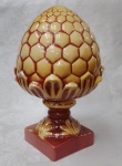 Exuberante pinha com grandes proporções, em cerâmica estilo Santo Antônio do Porto policromada,no tom ROSADA , PETALAS TERRACOTA levemente contornada no tom da base . Medindo 49 cm de altura e a base 16 x 16cm. A circunferência maior do bojo é de 83 cm. Linda peça. Temos o par no leilão.