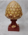 Exuberante pinha com grandes proporções, em cerâmica estilo Santo Antônio do Porto policromada,no tom ROSADA , PETALAS TERRACOTA levemente contornada no tom da base . Medindo 49 cm de altura e a base 16 x 16cm. A circunferência maior do bojo é de 83 cm. Linda peça. Temos o par no leilão.