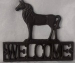 Aplique para parede representando CAVALO escrito WELCOME em ferro fundido. Medindo 20 x 17,5 cm.