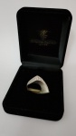 Belo anel em ouro branco, trabalho fosqueado,  com rico detalhe de diamantes; design sinuoso. Peso 7,4 g Aro 19,5.