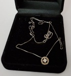 Colar em ouro Branco 18K, 42cm de comprimento, Pingente Modelo PIZZA com diamantes, sendo um maior ao centro,circulado por outros menores,  medindo 0,8 cm de diâmetro o pendente.; colar com 50 cm no total, podendo fechar com 45 cm.;peso de 2,0 gramas