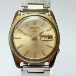 SEIKO - Relógio automático, funcionando. Pulseira: 20mm. Caixa: 3,6cm x 3,7cm, vertical x horizontal, sem contar a coroa. ***ATENÇÃO! ESTE RELÓGIO NÃO POSSUI GARANTIA DE FUNCIONAMENTO. Produto sendo vendido conforme ESTADO, testado, ou não, diz respeito apenas ao momento da catalogação. Recomenda-se revisão.*** Se necessário, solicitar mais fotos, vídeos ou perguntas para análise via e-mail reidaantiguidade@gmail.com, Obrigado pela visita!