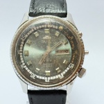 ORIENT - Relógio automático, não funciona. Pulseira: 23mm. Caixa: 4,4cm x 4,4cm, vertical x horizontal, sem contar a coroa. ***ATENÇÃO! ESTE RELÓGIO NÃO POSSUI GARANTIA DE FUNCIONAMENTO. Produto sendo vendido conforme ESTADO, testado, ou não, diz respeito apenas ao momento da catalogação. Recomenda-se revisão.*** Se necessário, solicitar mais fotos, vídeos ou perguntas para análise via e-mail reidaantiguidade@gmail.com, Obrigado pela visita!