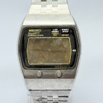SEIKO - Relógio quartz, não testado. Pulseira: 20mm. Caixa: 4,2cm x 3,6cm, vertical x horizontal, sem contar a coroa. ***ATENÇÃO! ESTE RELÓGIO NÃO POSSUI GARANTIA DE FUNCIONAMENTO. Produto sendo vendido conforme ESTADO, testado, ou não, diz respeito apenas ao momento da catalogação. Recomenda-se revisão.*** Se necessário, solicitar mais fotos, vídeos ou perguntas para análise via e-mail reidaantiguidade@gmail.com, Obrigado pela visita!
