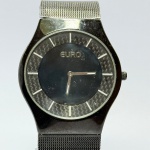 EURO - Relógio quartz, não testado. Pulseira: 26mm. Caixa: 4,8cm x 4,2cm, vertical x horizontal, sem contar a coroa. ***ATENÇÃO! ESTE RELÓGIO NÃO POSSUI GARANTIA DE FUNCIONAMENTO. Produto sendo vendido conforme ESTADO, testado, ou não, diz respeito apenas ao momento da catalogação. Recomenda-se revisão.*** Se necessário, solicitar mais fotos, vídeos ou perguntas para análise via e-mail reidaantiguidade@gmail.com, Obrigado pela visita!