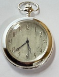 Relógio de bolso a corda, não funciona. Caixa: D 4,8cm, sem contar a coroa. ***ATENÇÃO! ESTE RELÓGIO NÃO POSSUI GARANTIA DE FUNCIONAMENTO. Produto sendo vendido conforme ESTADO, testado, ou não, diz respeito apenas ao momento da catalogação. Recomenda-se revisão.*** Se necessário, solicitar mais fotos, vídeos ou perguntas para análise via e-mail reidaantiguidade@gmail.com, Obrigado pela visita!