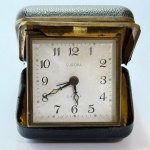 EUROPA - Relógio despertador a corda, não funciona. Caixa: 7,5cm x 7,5cm. ***ATENÇÃO! ESTE RELÓGIO NÃO POSSUI GARANTIA DE FUNCIONAMENTO. Produto sendo vendido conforme ESTADO, testado, ou não, diz respeito apenas ao momento da catalogação. Recomenda-se revisão.*** Se necessário, solicitar mais fotos, vídeos ou perguntas para análise via e-mail reidaantiguidade@gmail.com, Obrigado pela visita!