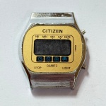 CITIZEN - Relógio quartz, não testado. Caixa: 3,8cm x 3,3cm, vertical x horizontal, sem contar a coroa. ***ATENÇÃO! ESTE RELÓGIO NÃO POSSUI GARANTIA DE FUNCIONAMENTO. Produto sendo vendido conforme ESTADO, testado, ou não, diz respeito apenas ao momento da catalogação. Recomenda-se revisão.*** Se necessário, solicitar mais fotos, vídeos ou perguntas para análise via e-mail reidaantiguidade@gmail.com, Obrigado pela visita!