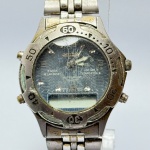 CITIZEN - Relógio quartz, não funciona. Pulseira: 19mm. Caixa: 3,8cm x 3,8cm, vertical x horizontal, sem contar a coroa. ***ATENÇÃO! ESTE RELÓGIO NÃO POSSUI GARANTIA DE FUNCIONAMENTO. Produto sendo vendido conforme ESTADO, testado, ou não, diz respeito apenas ao momento da catalogação. Recomenda-se revisão.*** Se necessário, solicitar mais fotos, vídeos ou perguntas para análise via e-mail reidaantiguidade@gmail.com, Obrigado pela visita!
