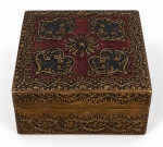 Caixa / porta joias em madeira dourada com aplicação de motivo floral em relevo e pintura esmaltada nas cores vermelho, dourado e preto. Interior revestido em veludo vermelho.Peça de feitura artesanal, com trabalho ornamental em estilo renascentista.Mede 9cm x 4cm.