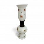 Luminária vintage em opalina francesa branco leitoso adornada com delicadas flores pintadas à mão. Base bojuda e cúpula original combinando, criando um conjunto romântico e raro para decorar com charme. Ideal para colecionadores de peças antigas. Possui fiação. Funcionamento desconhecido. Possui discreto bicado na borda. Mede 36 cm.